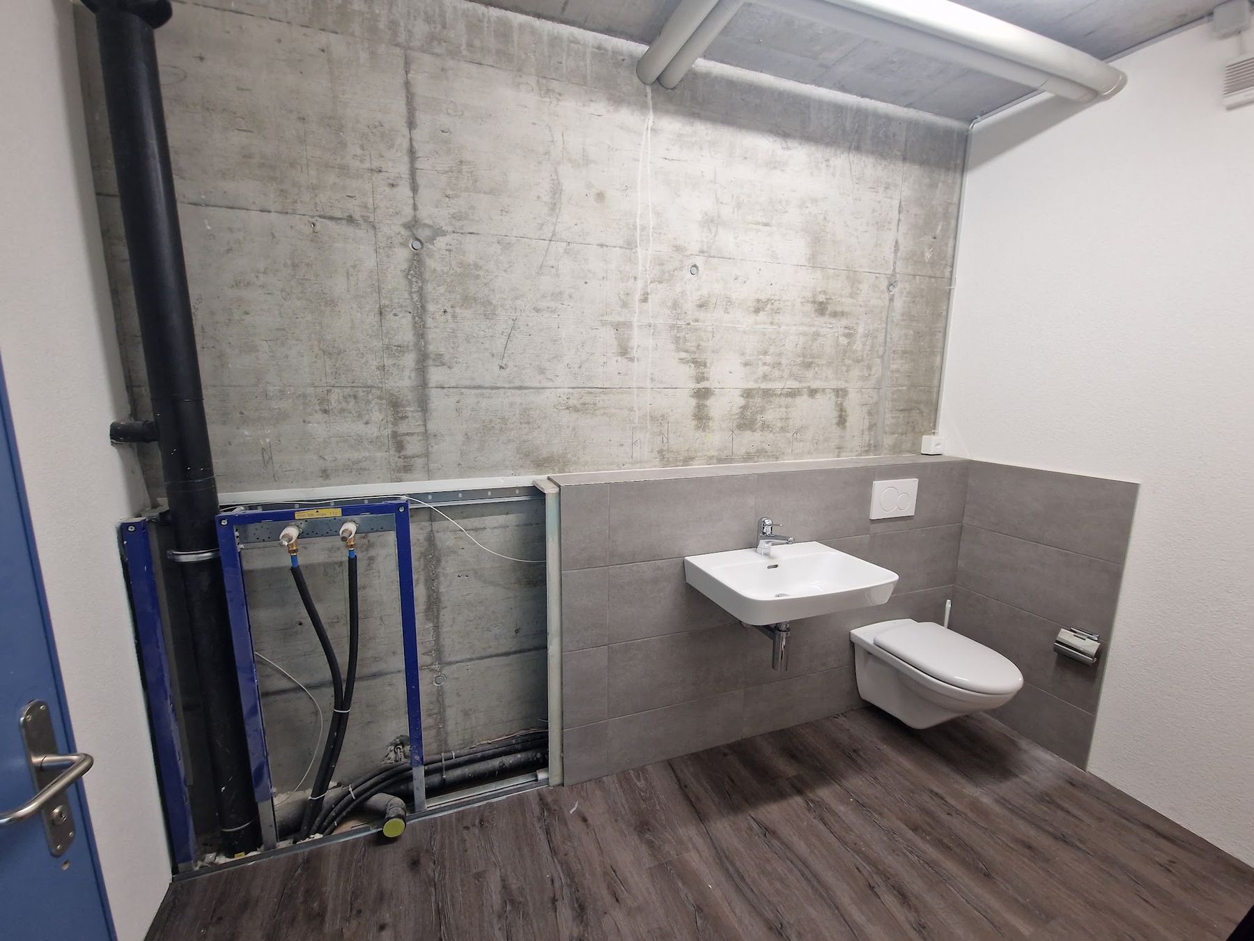 Sanitärraum mit wandhängendem WC und Waschtisch