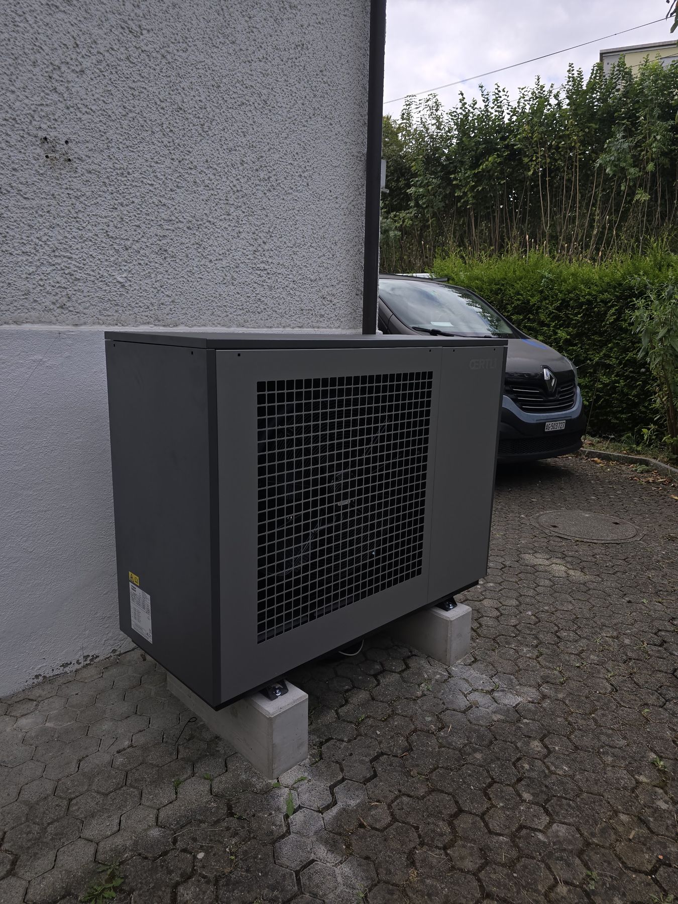 Luft-Wasser-Wärmepumpe als Aussengerät an einer Hauswand
