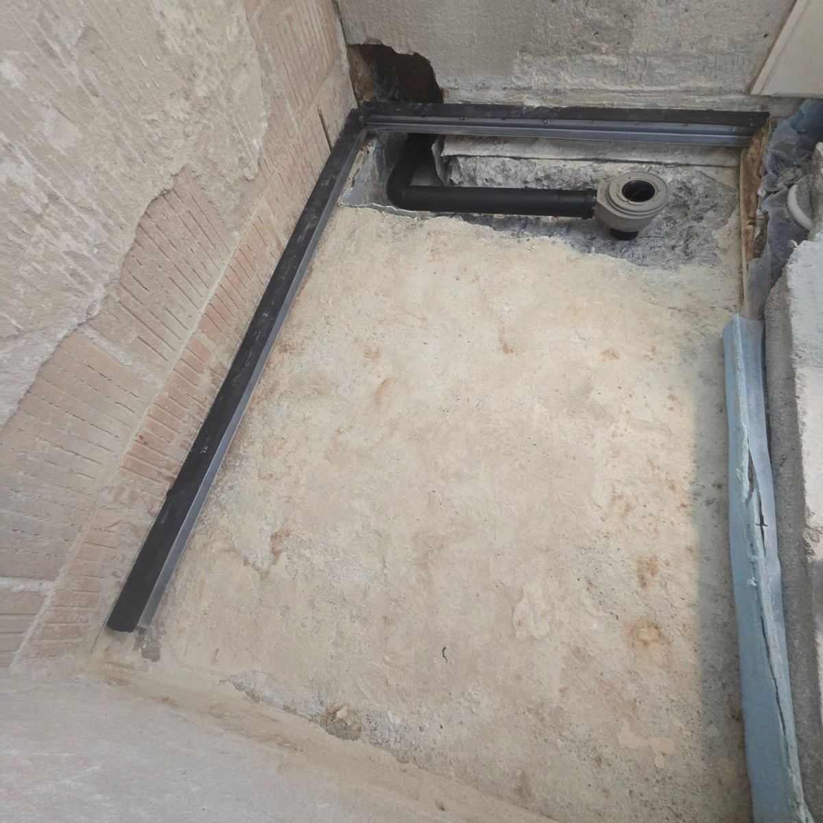 Rohbau einer bodenebenen Dusche mit Abfluss