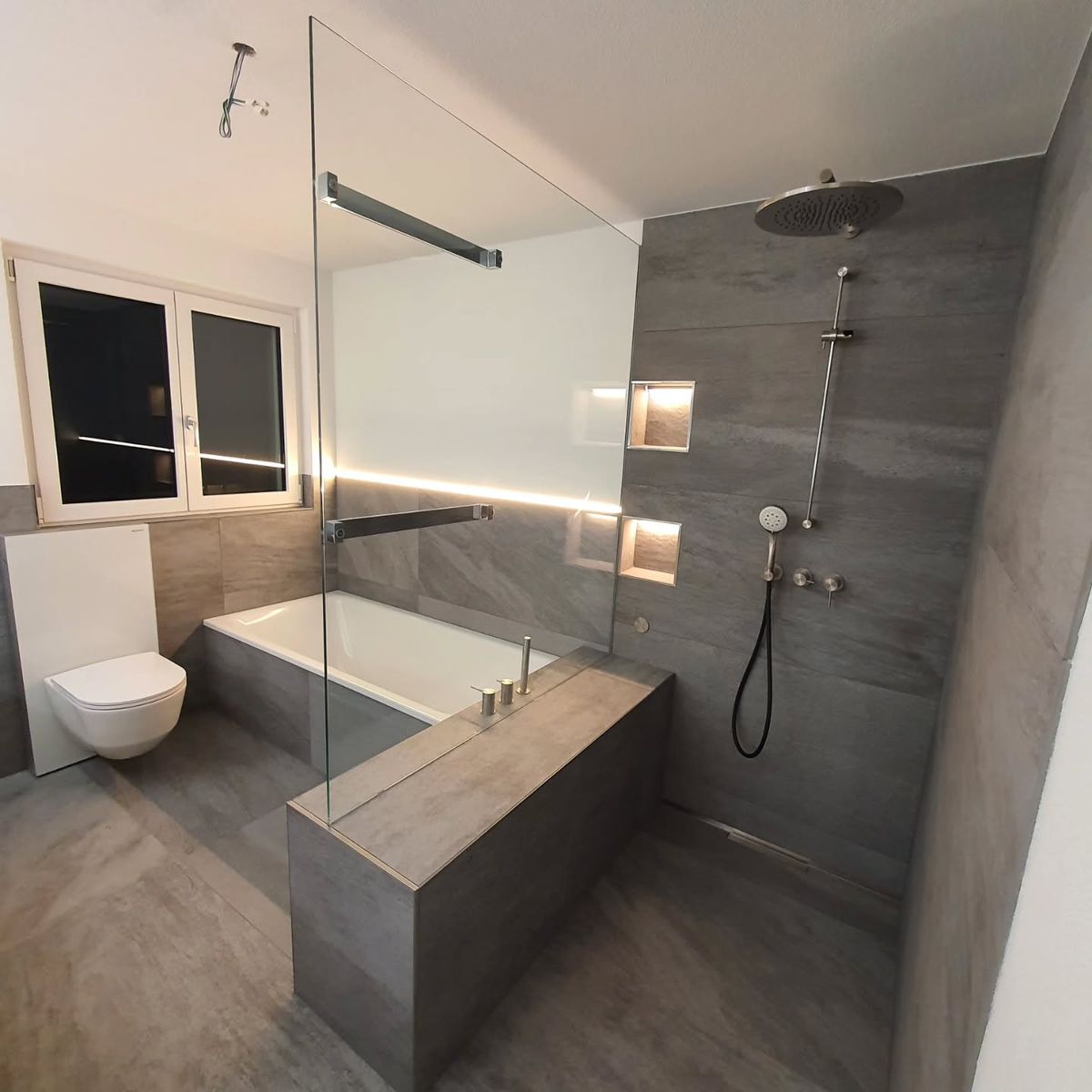 Fertiges Bad mit Badewanne, Glasdusche und Fenster